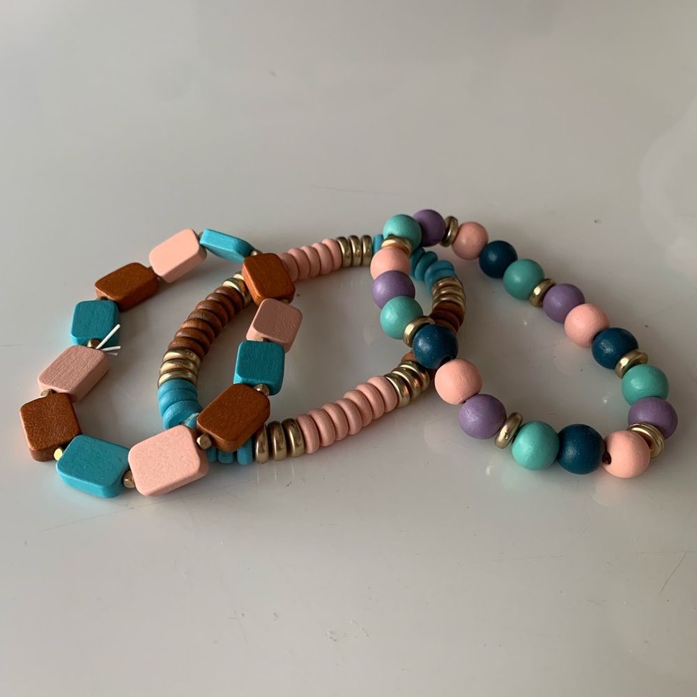 Wood stretch bracelet trio. PreOwned. Nice stylish addition to your wardrobe.